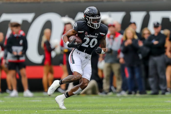 Nov 5, 2022; Cincinnati, Ohio, USA; Cincinnati Bearcats wide receiver Jadon Thompson (20) runs with the ball against the Navy Midshipmen in the first half at Nippert Stadium. Mandatory Credit: Katie Stratman-USA TODAY Sports